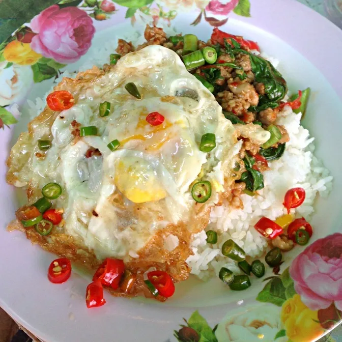 Hello my friends. lunch also. I eat pork, fried egg basil. Very spicy ฮามักเผ็ด|Inpataさん