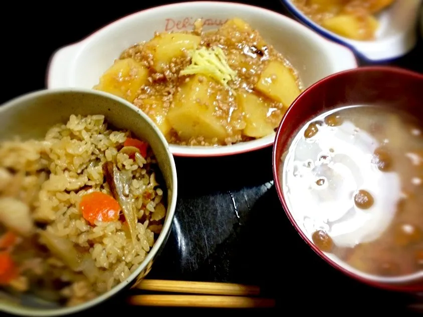 炊き込みご飯とじゃがいものそぼろ煮|しほさん