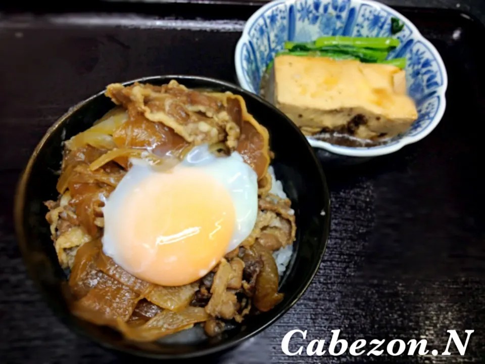 今日の賄い  ポーチドエッグをポチッとのせた牛丼|Cabezon.Nakamuraさん