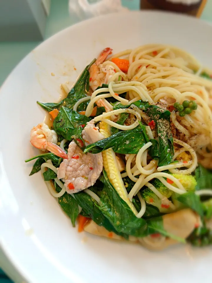 Spicy shrimp and pork with basil spaghetti|PhUnGさん