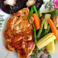 Honey glazed chicken breast with mushroom and greens(:|Xitheng Yapさん