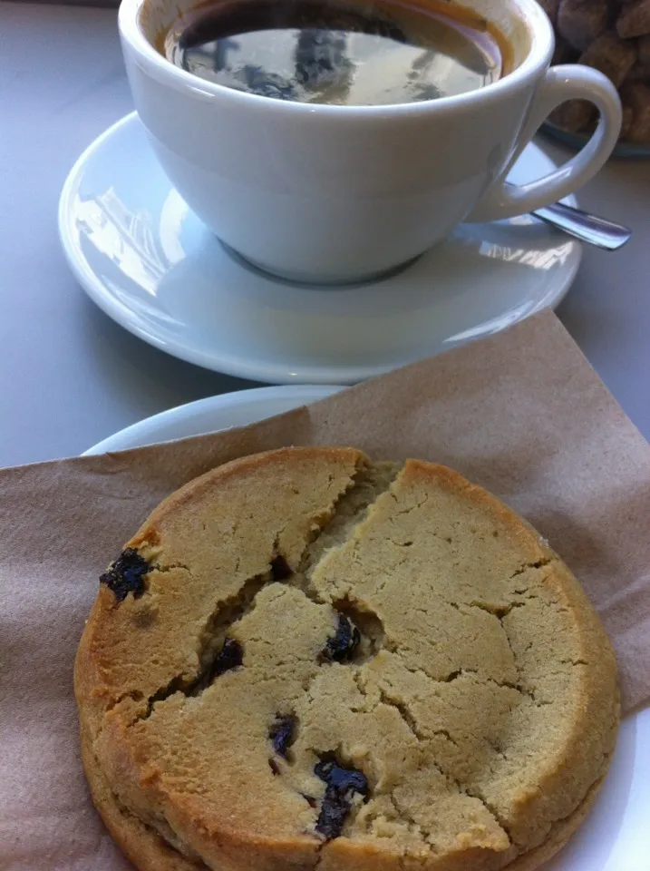 Sour cherry cookie in Brighton's Small Batch coffee shop|Nick Hiderさん