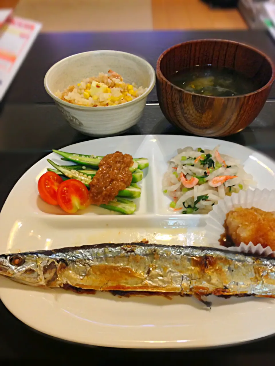 ⭐ 秋刀魚の塩焼き ⭐オクラの梅ごまのせ ⭐大根と桜海老の甘酢漬け ⭐とうもろこしご飯 ⭐豆腐とワカメの味噌汁|よっちぃさん