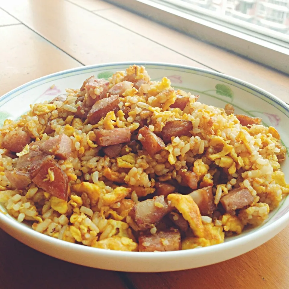 Fried rice with eggs and sausages|char_pieさん