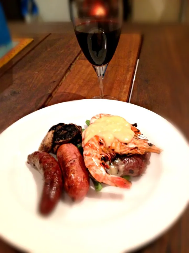 WA mixed grill, eye fillet, home made pork and truffle sausage lamb rosemary and honey sausage with exmouth prawns, hollandaise fresh beans and mushrooms|woodfiredさん