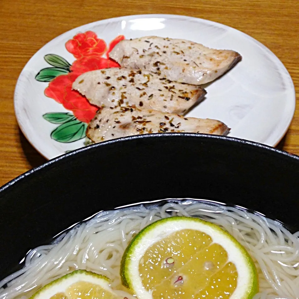 【今夜のウチご飯】シイラのハーブソテー，キンピラこんにゃく，エノキとしめじのベーコン炒め，素麺のお汁カボスのせ，ご飯。鹿児島ではスーパーで売ってるシイラ。見た目はかなりのブサイク顏ですが，淡白で美味しいんです。初めて聞いたヒトはググってみてくださいw素麺のお汁に，スダチうどん（冷）をヒントにカボスをのせてみたけど，熱い|takuya KAWANOさん