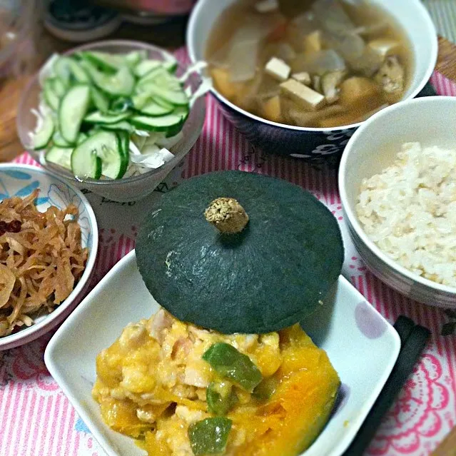 Snapdishの料理写真:8/28 かぼちゃの鶏肉詰め，大根と舞茸と豆腐のコンソメスープ，切干し大根煮|kykyさん