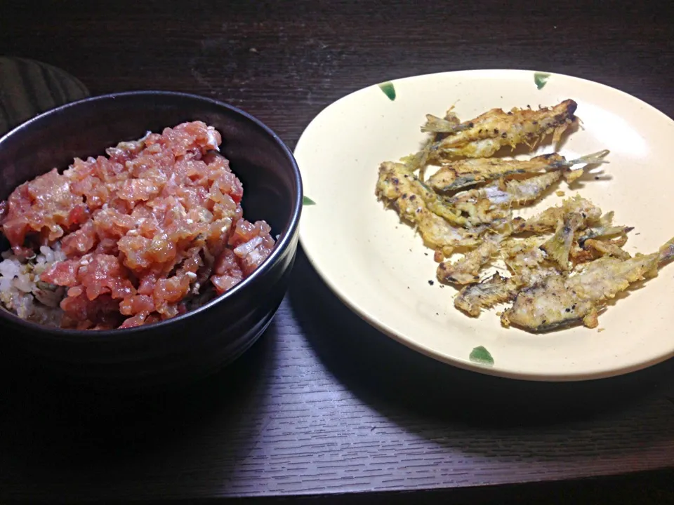 一晩つけたマグロ丼と、イワシの中骨焼き(他の部位は明日のお楽しみ)|小次郎さん