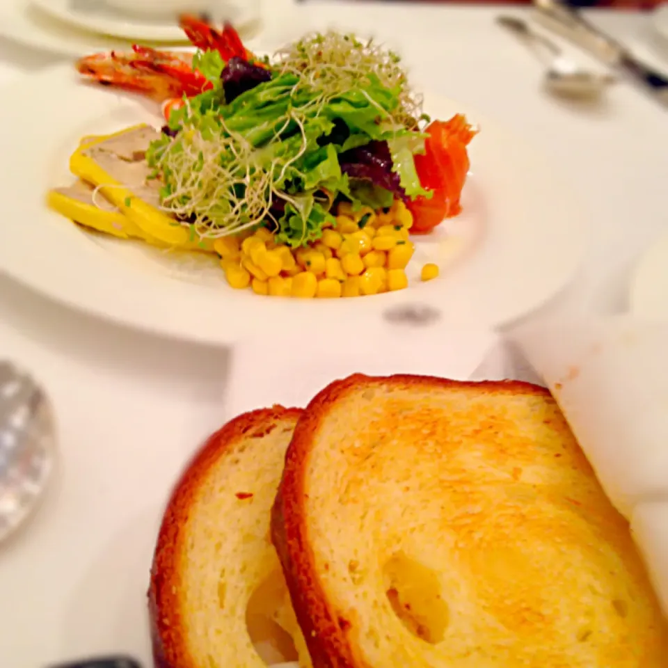 Snapdishの料理写真:TWG Salad with Brioche|Jasmine Lopezさん