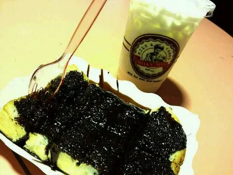 Chocolate Toast and Fresh Milk ♥|Narisra Kirtibutrさん