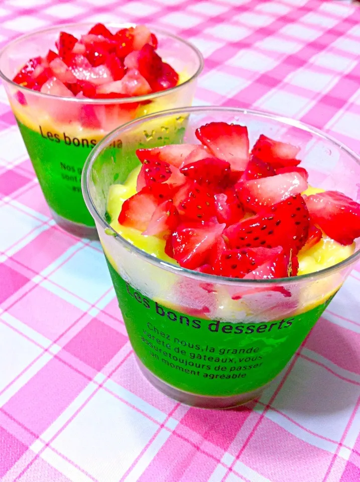 Lime jelly with lemon curd sauce n fresh strawberries|shirlynさん