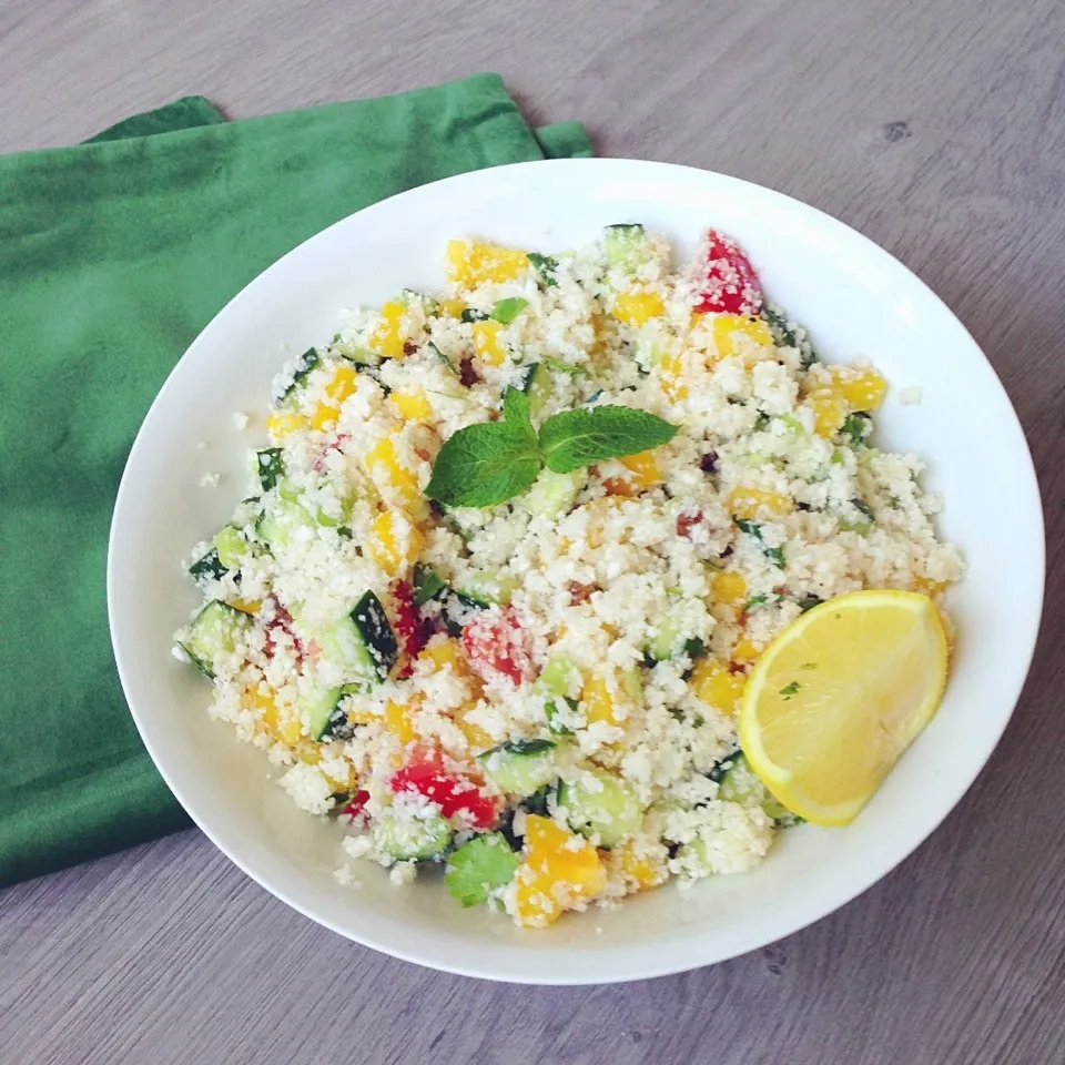 Raw tabbouleh - cauliflower • yellow bell pepper • tomato • cucumber • sultanas • scallions • cilantro • mint leaves • lemon juice|Rianneさん