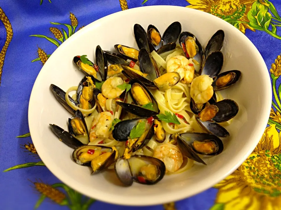 Snapdishの料理写真:Fettuccini with mussels and prawns|Steve Pountneyさん