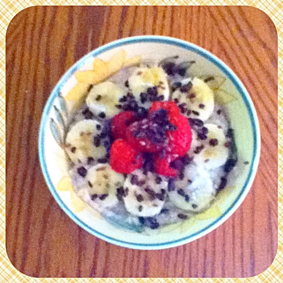 Healthy breakfast: oatmeal, banana, raspberries, cocoa nibs, & flaxseed|Sai linさん