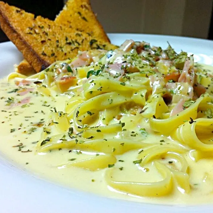 Fetuccine a la carbonara|Resto Bar Momentosさん