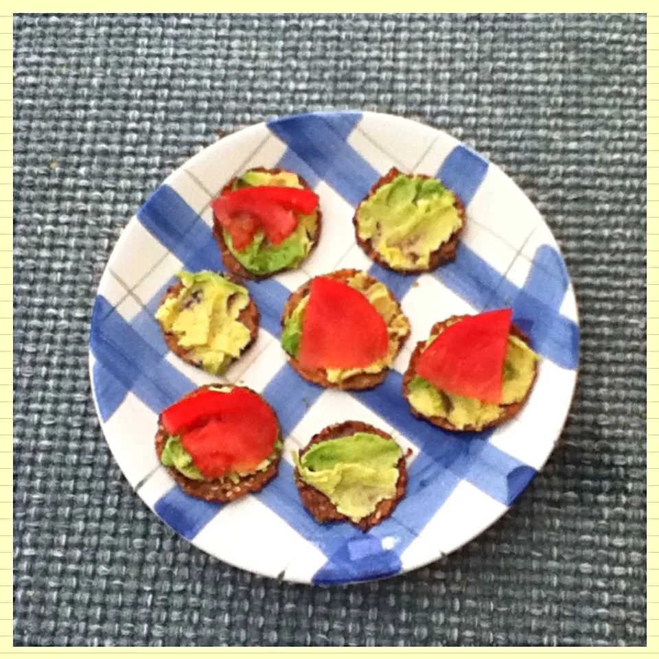 Avocado & tomato on gluten free crackers (brown rice, quinoa, flax & sesame seeds)|Sai linさん