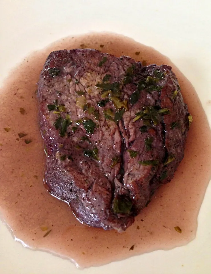 Filete de Res al Vino Tinto con Perejil y Pimienta.|Loreleyさん