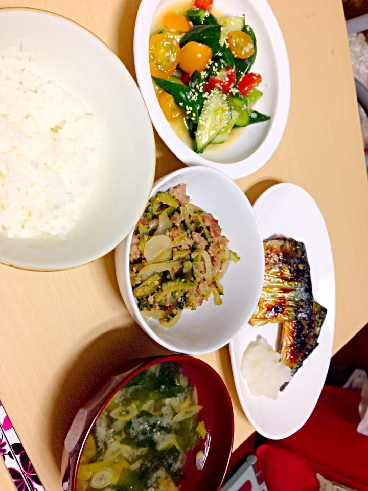 Snapdishの料理写真:サバの塩焼き•ゴーヤとひき肉の甘味噌炒め•トマトときゅうりの塩麹サラダ•わかめとねぎの味噌汁|あちさん