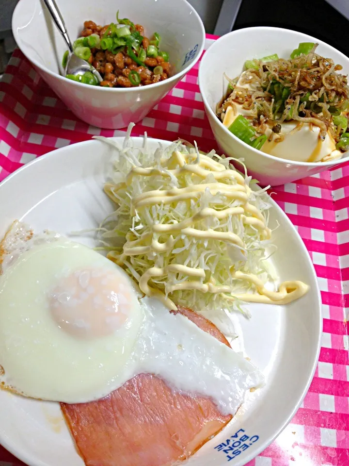 Snapdishの料理写真:朝ごはん。これにて、外飯。納豆、豆腐、食べてしまわねば|ハルさん