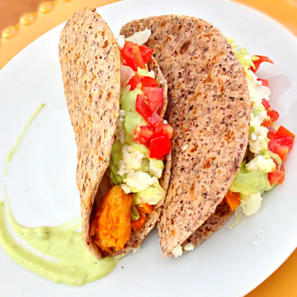 Snapdishの料理写真:Whole Wheat Chicken Tacos avocado crema|lindsay robesonさん