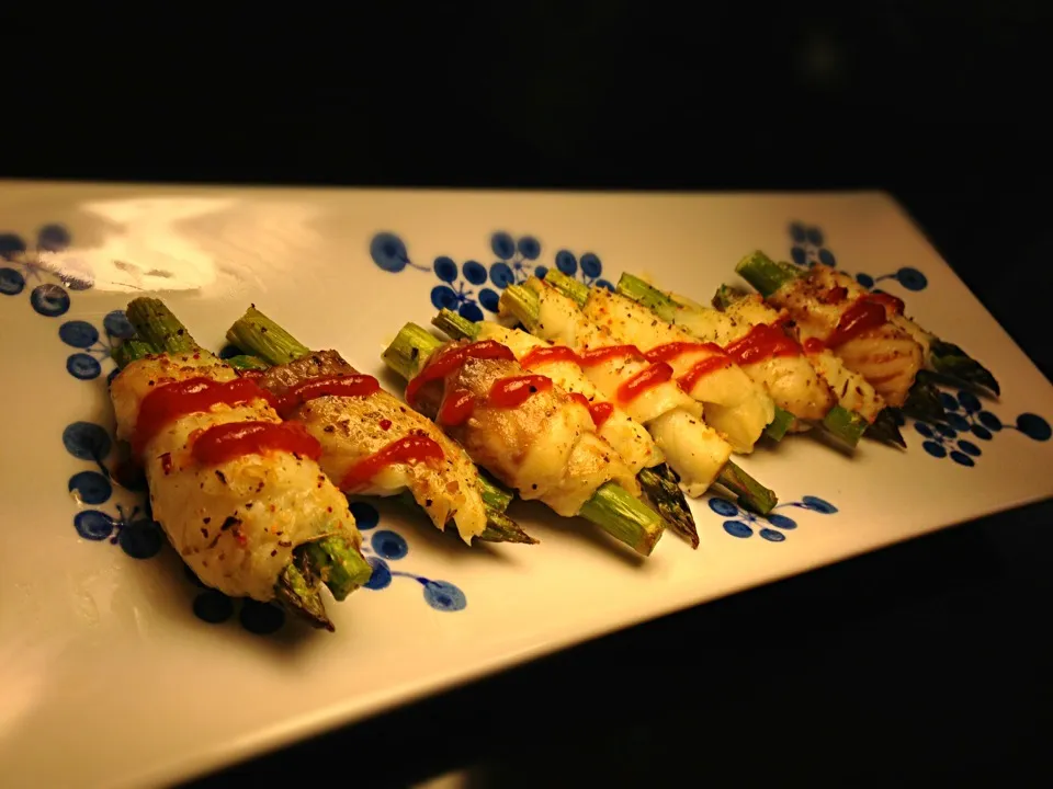 Tilapia wrap asparagus with sriracha sauce|@namamotoさん