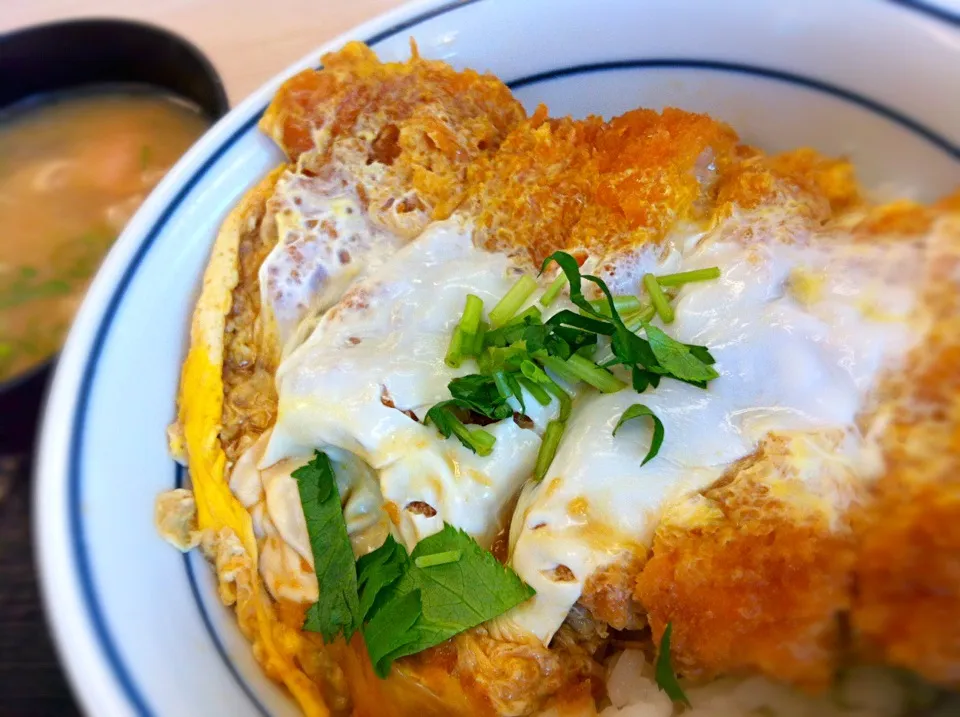 【本日のランチ】カツ丼。(ﾟдﾟ)ｳﾏｰ|JTKさん