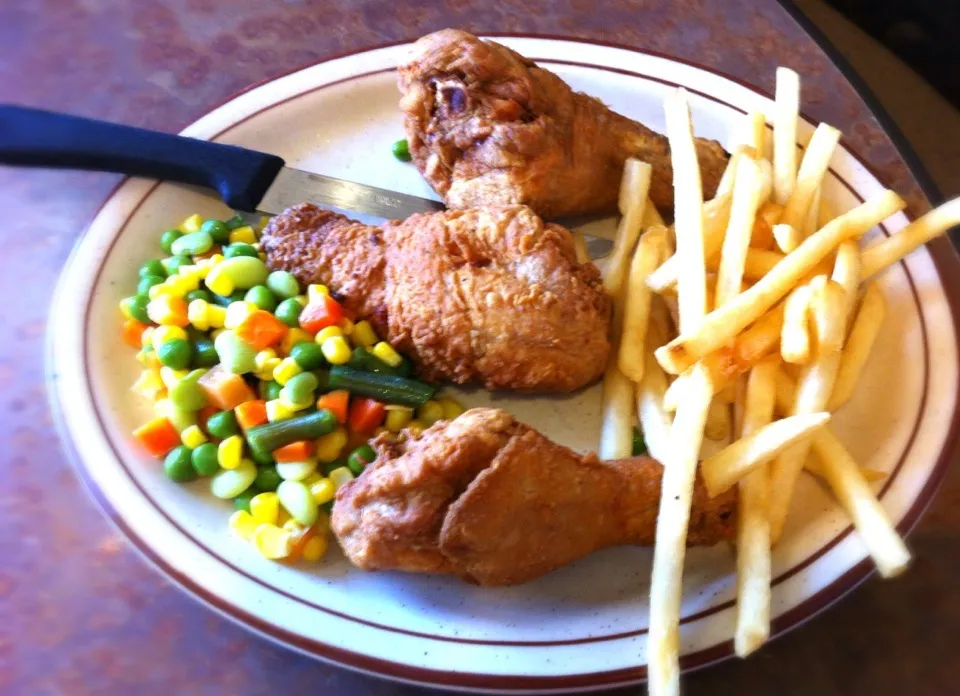 Deep-fried drumsticks served with French fries and steamed vegetables.|@projecthoneypotさん