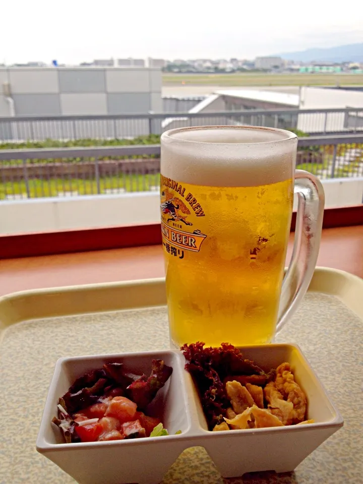 やっと空港。飛行機を見ながら、とりあえずビール|ハルさん