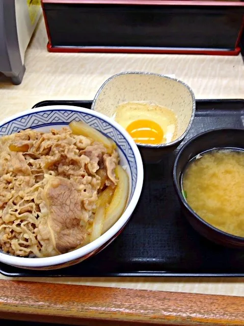 昼飯 吉野家 牛丼並つゆだく たまご みそ汁|プラムてつ。さん