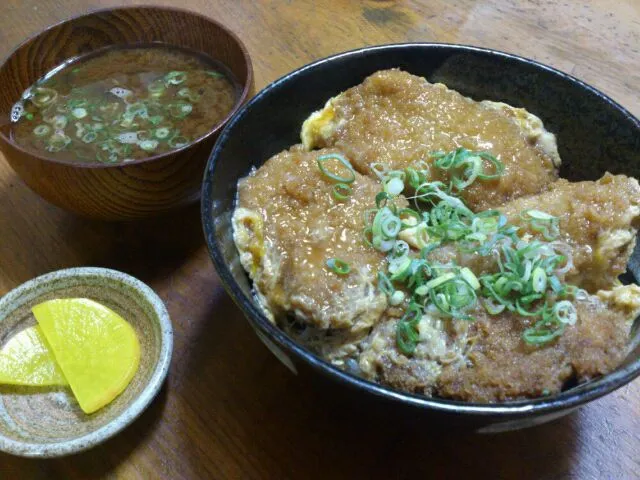 Snapdishの料理写真:ヒレカツ定食の残りでヒレカツ丼|maさん