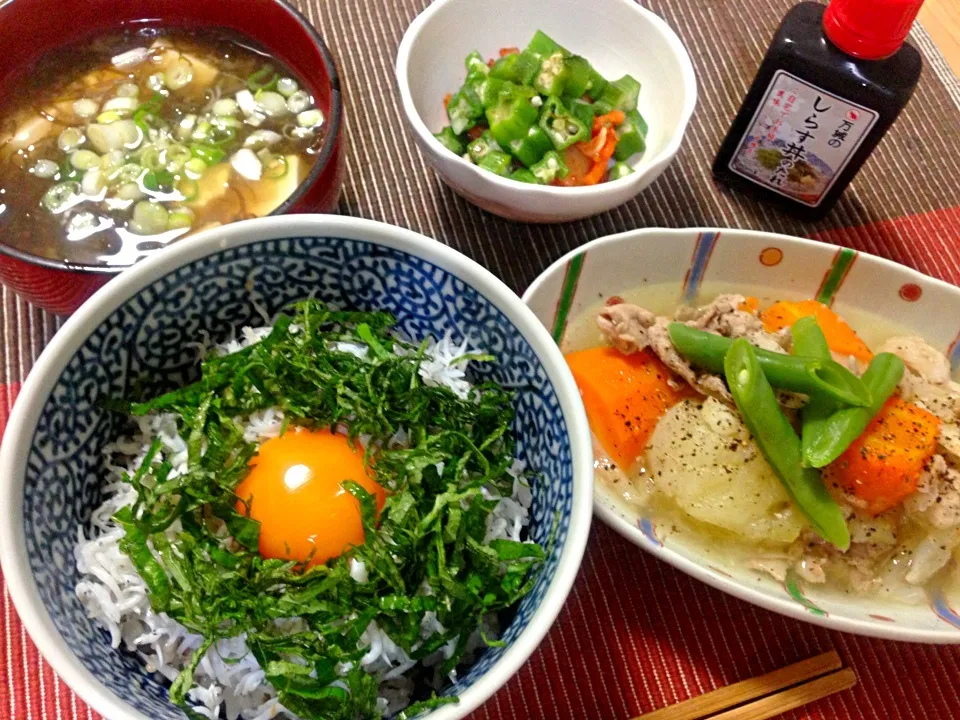 釜あげしらす丼・にんにく塩麹肉じゃが・オクラキムチ・もずくと豆腐の味噌汁|machikoさん