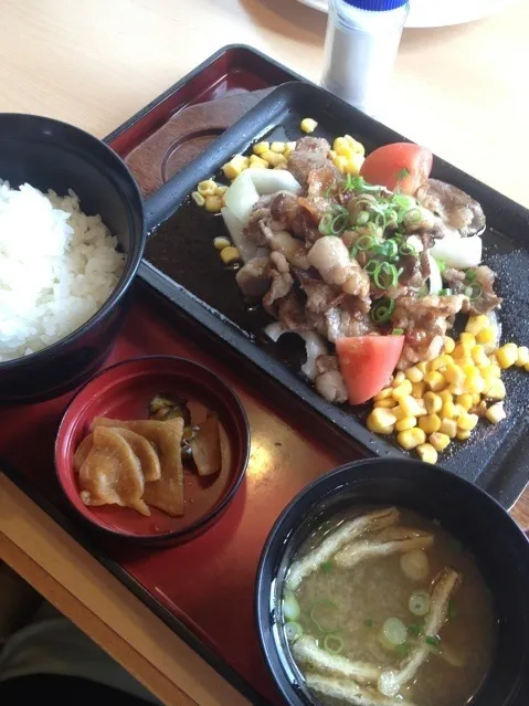 トマトポン酢かけ焼肉定食|おぎしょーさん