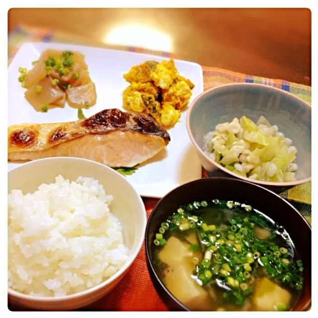 地味ごはんシリーズ♡焼き鮭定食|恭子さん