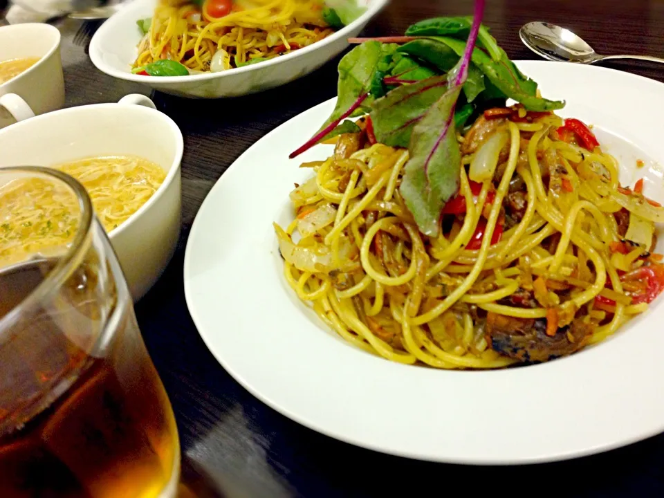 簡単♪イワシの蒲焼き缶詰めで・ごぼうとトマトの創作パスタ|しゅなさん