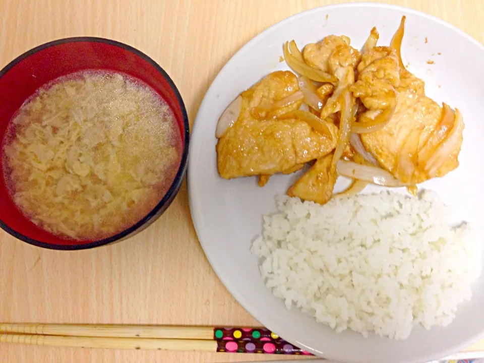 Snapdishの料理写真:ムネ肉のガリバタ焼きと鶏皮中華スープ|てみちゃんさん