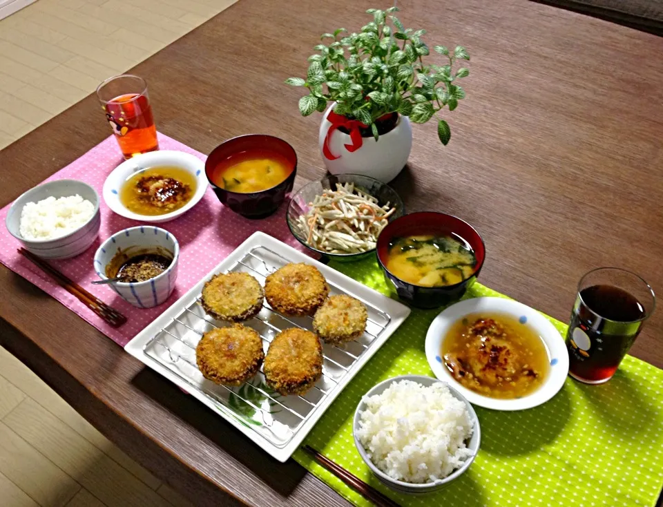 椎茸の肉詰めフライ、ごぼうサラダ、じゃがいものお味噌汁、蓮根まんじゅうのあんかけ、ご飯|pentarouさん