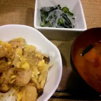 Snapdishの料理写真:今日の買い物はきゅうりだけ♪
しかも娘が作った親子丼♡
美味しくて幸せ♡( ´∀｀)|hiroさん