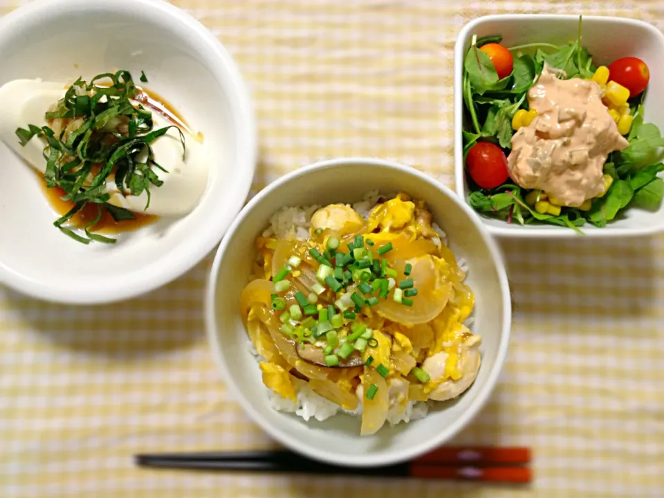 親子丼。サラダ。冷奴。|あすみさん