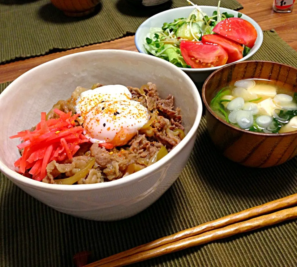 牛丼、サラダ(レタス、貝割れ大根、胡瓜、玉ねぎ、フルーツトマト)、豆腐とほうれん草の味噌汁|サチさん