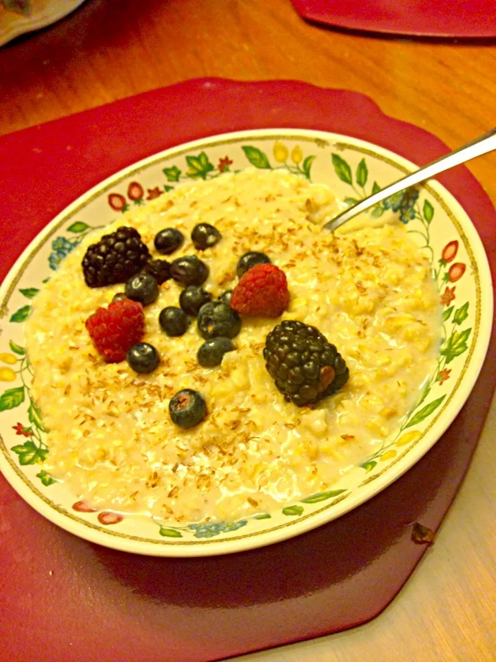 Oatmeal with flaxseed almond milk honey and berries on top|anikaさん