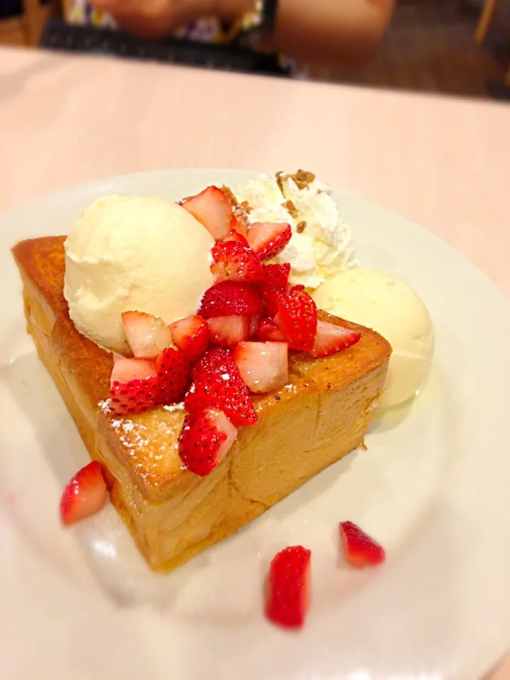 Strawberry honey toast|PhUnGさん