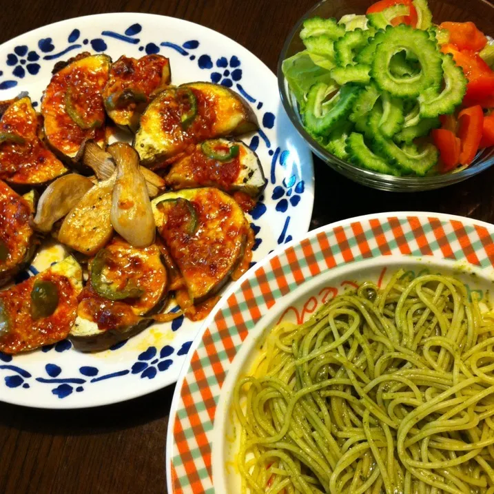 Snapdishの料理写真:ジェノバソースパスタ、ナスのピザ風、ゴーヤサラダ|きりママさん