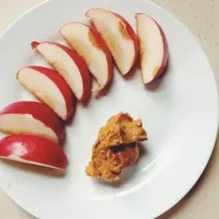 Apples and all natural peanut butter for an after noon snack.|Miahさん