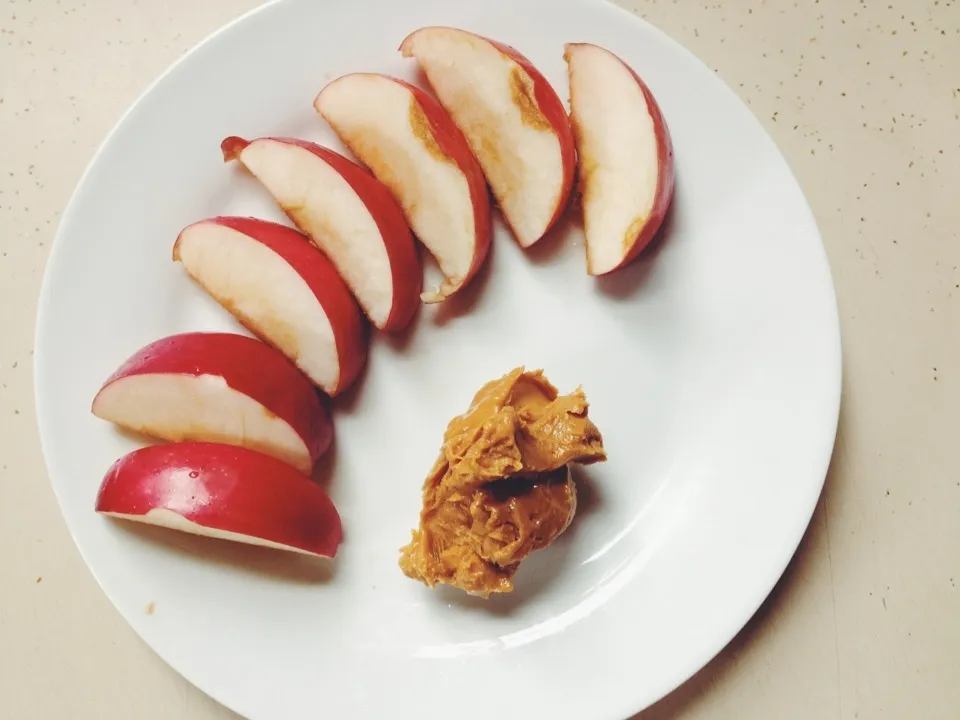 Apples and all natural peanut butter for an after noon snack.|Miahさん