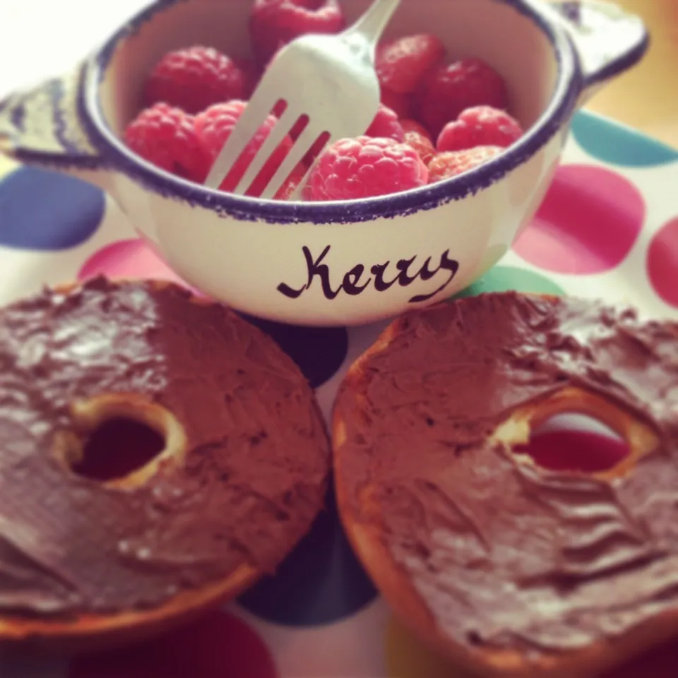 Snapdishの料理写真:Nutella bagels w/ Raspberries|Kerry McAreaveyさん