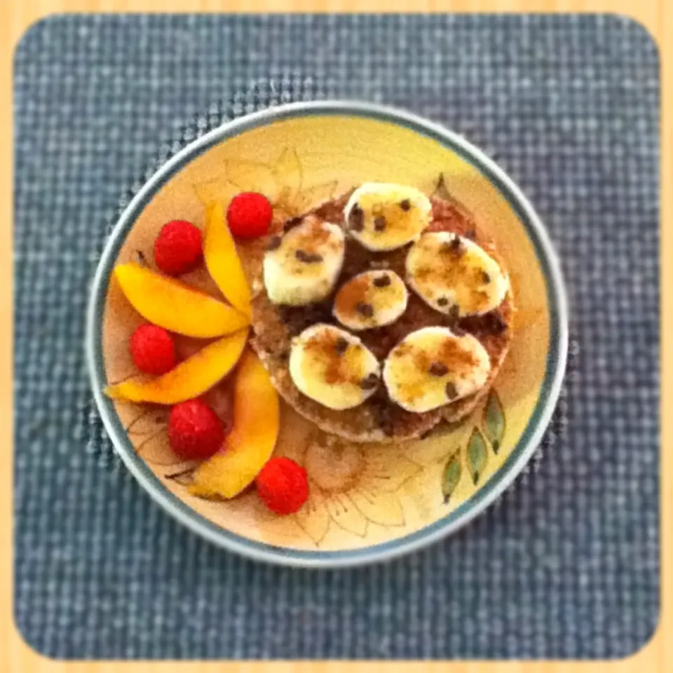 Breakfast: rice cake with almond butter, banana &cocoa nibs. Raspberries & nectarine|Sai linさん