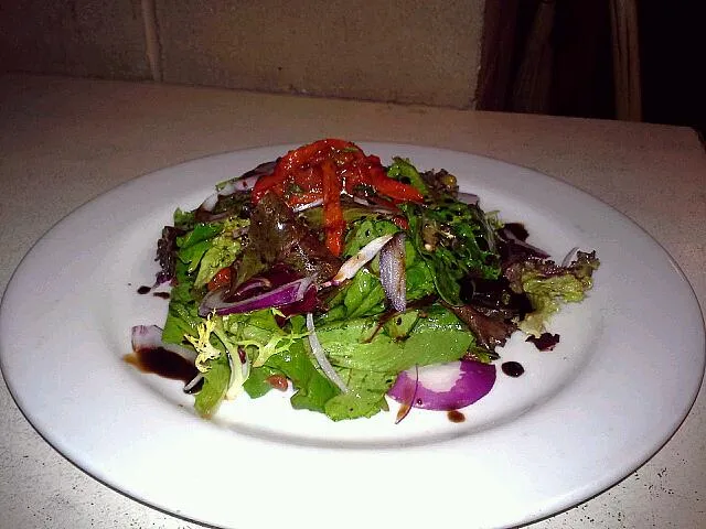 Marinated bell pepper salad ( marinated in olive oil, lemon juice/zest, anchovies, garlic, capers, and herbs) with mixed greens, red onion, balsalmic vinaigrett|Austin Greenさん