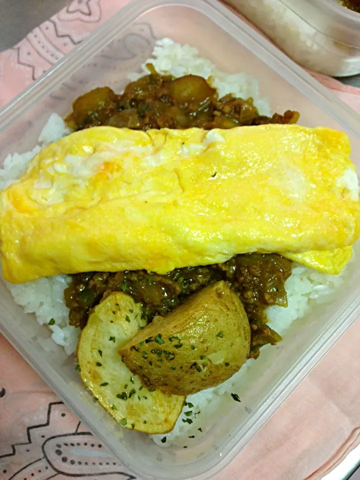 Snapdishの料理写真:夏休み弁当今日はカレーオムレツのせ|hatabowwyomeさん