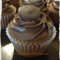 Snapdishの料理写真:Chocolate almond cupcake|mya comstockさん