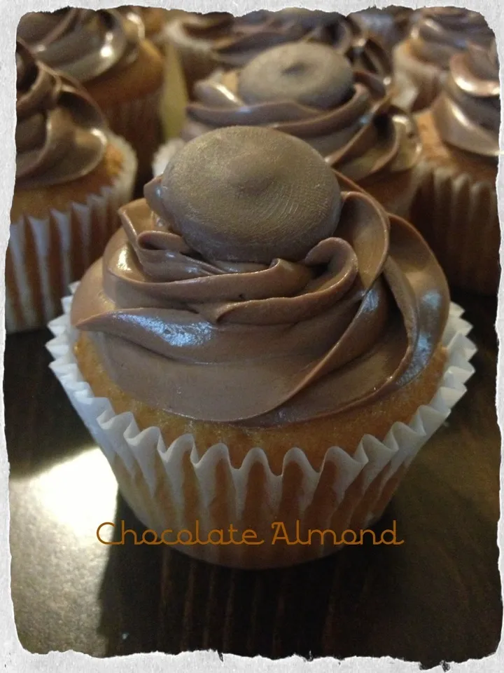 Chocolate almond cupcake|mya comstockさん